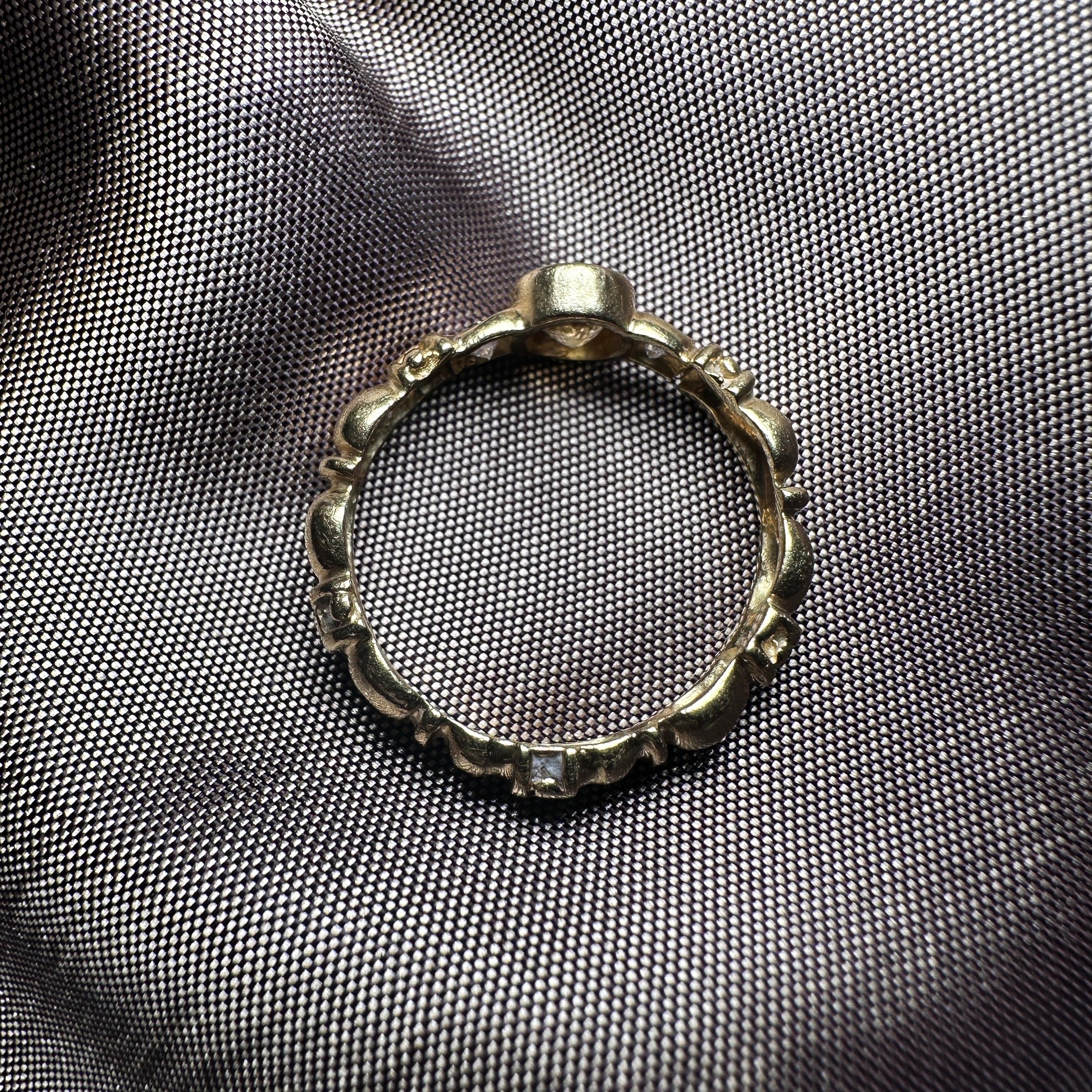 Sapphire and diamonds 18 k gold ring