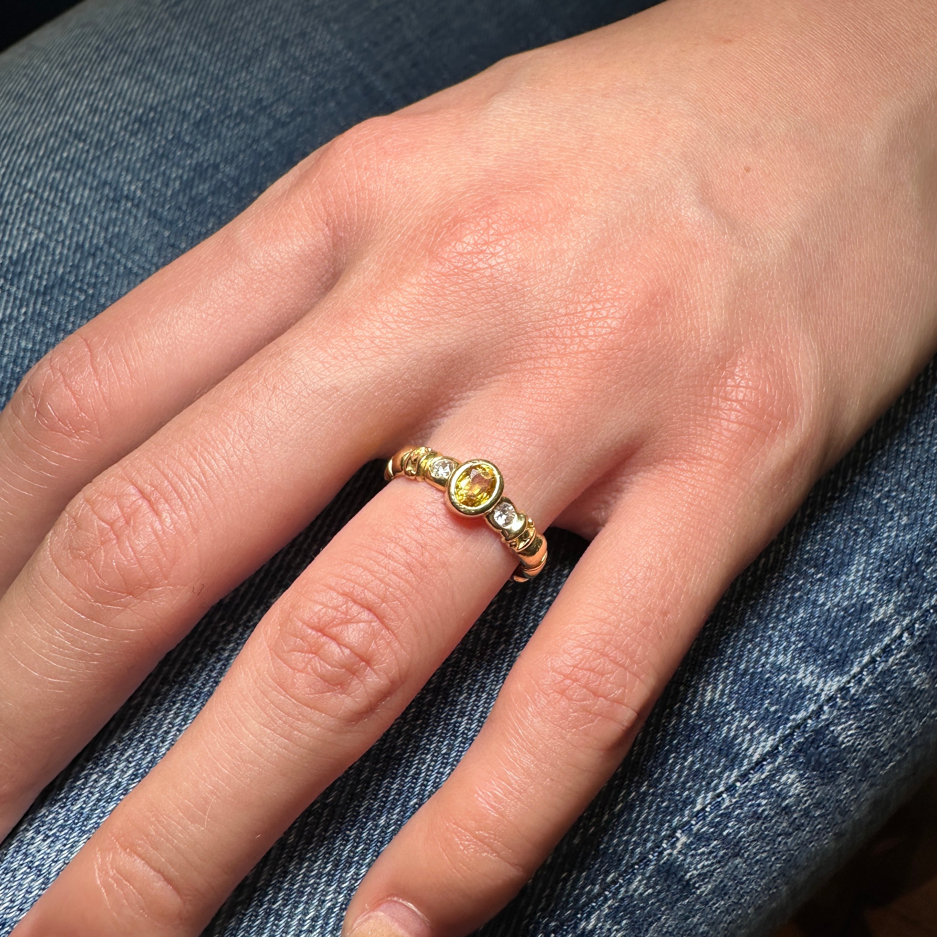 Sapphire and diamonds 18 k gold ring