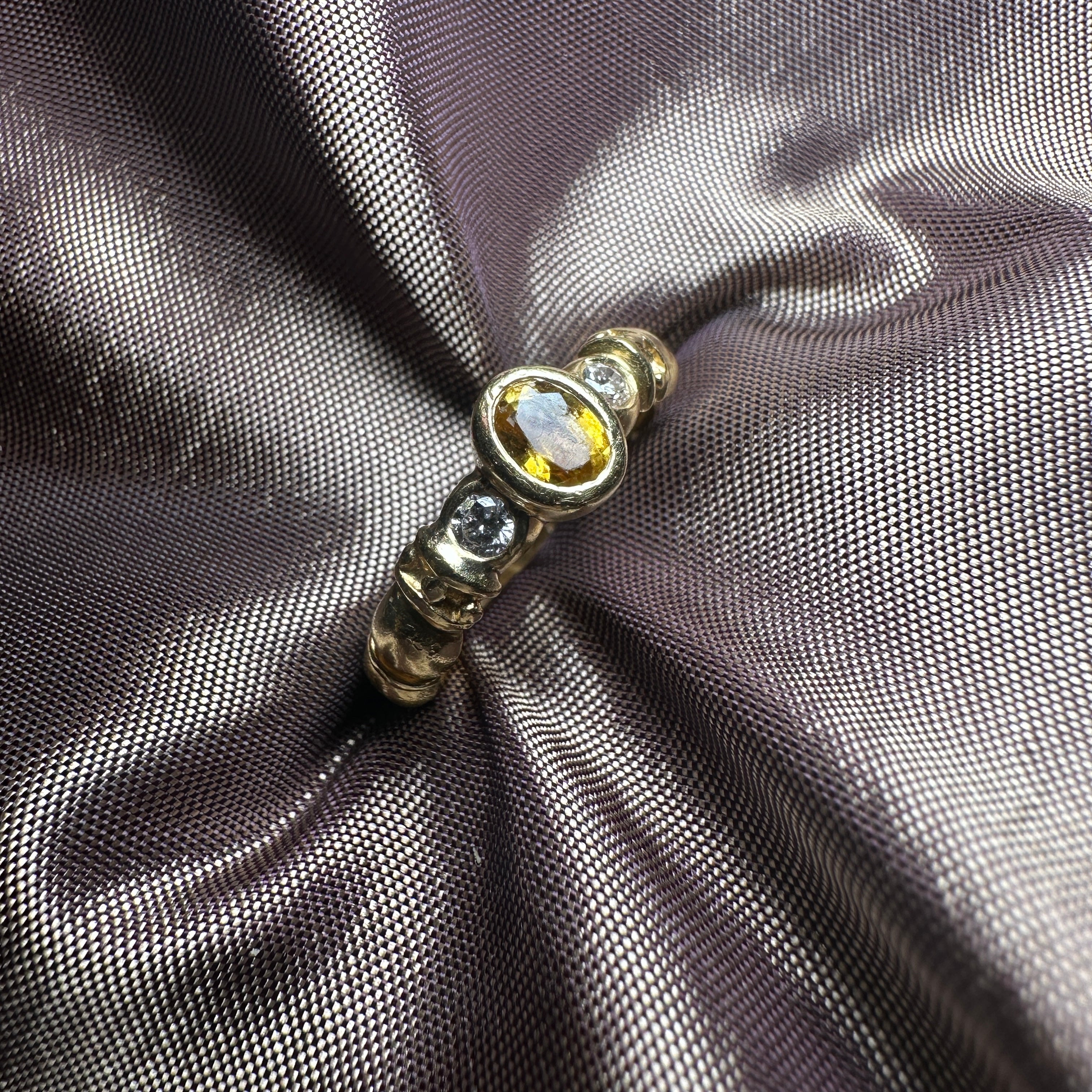 Sapphire and diamonds 18 k gold ring