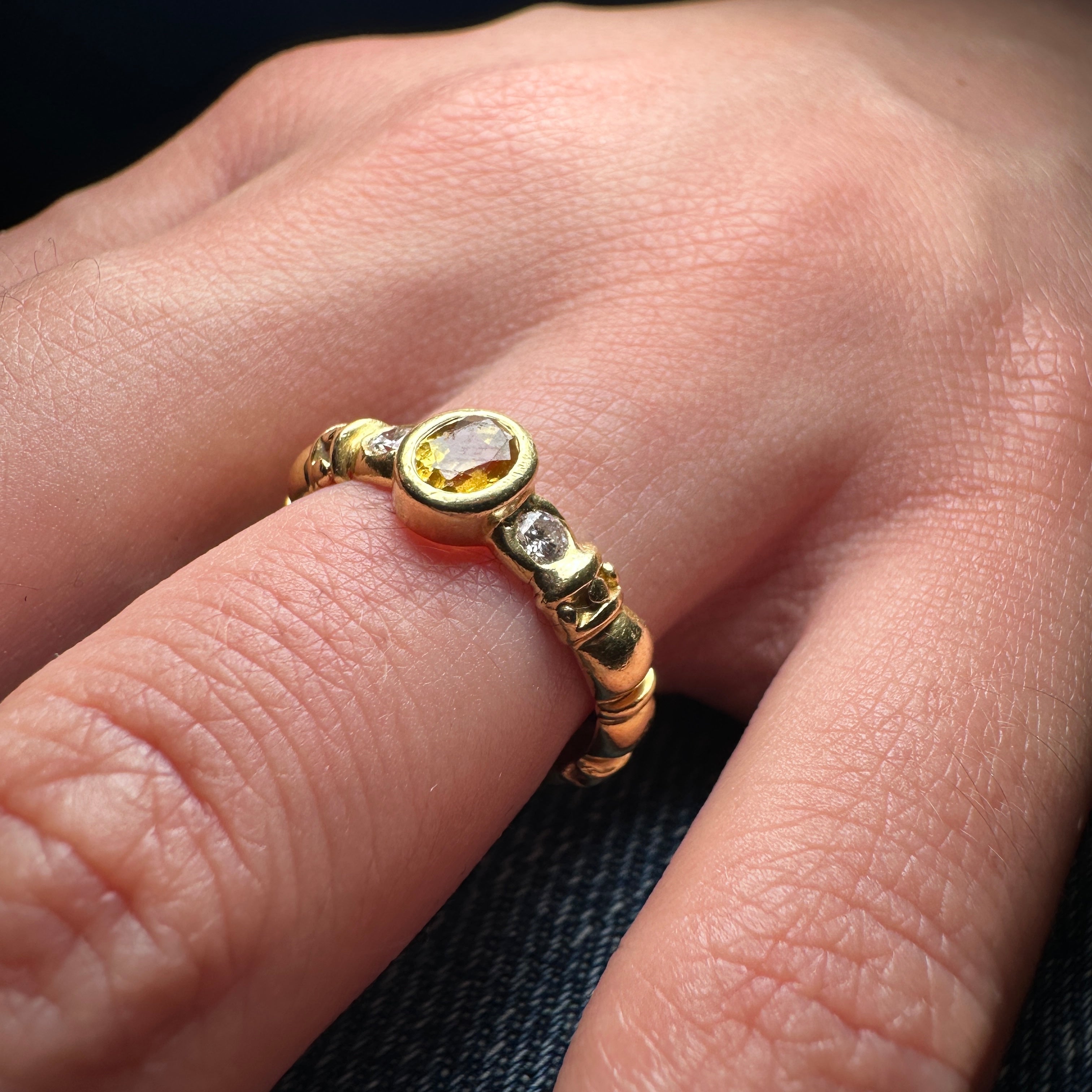 Sapphire and diamonds 18 k gold ring
