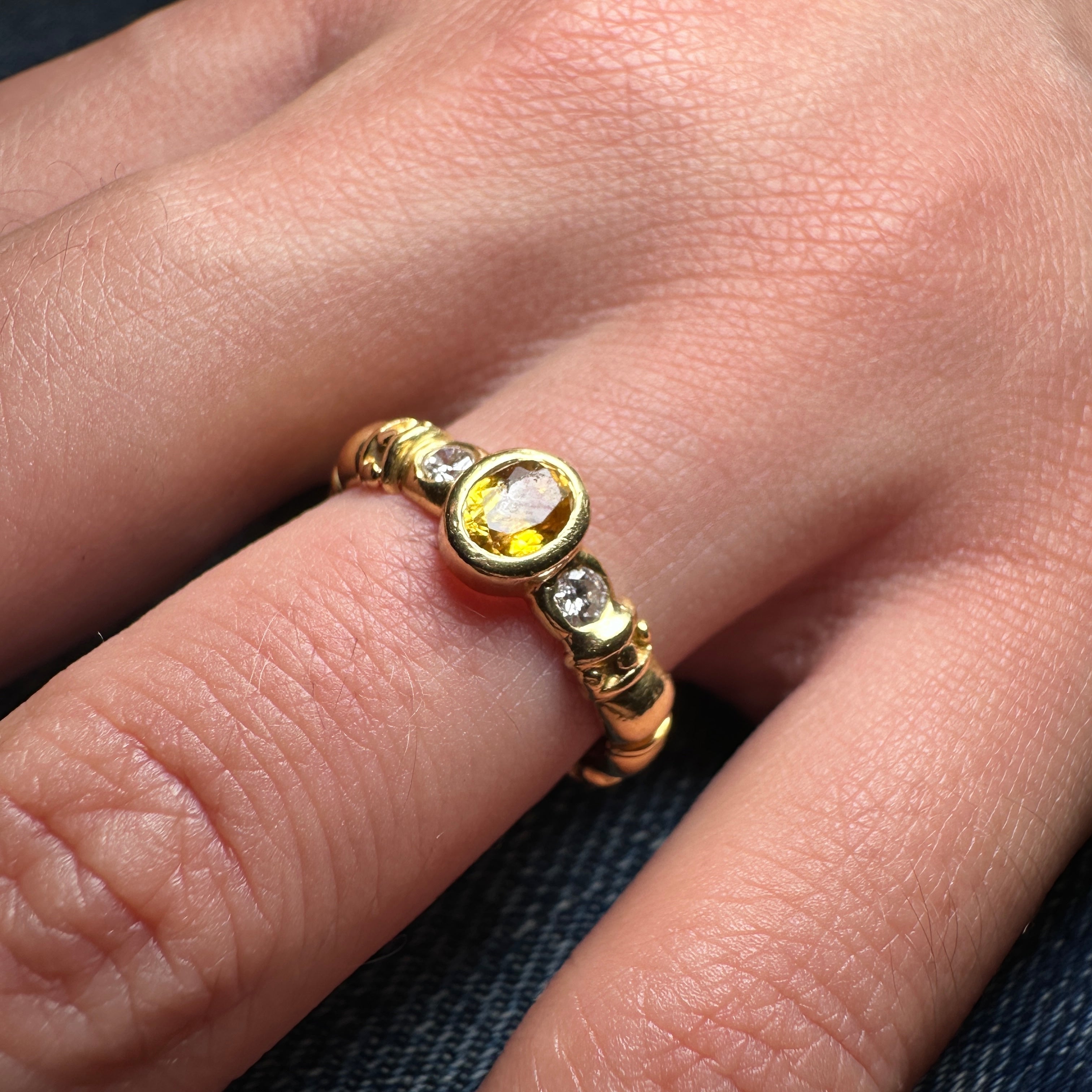 Sapphire and diamonds 18 k gold ring