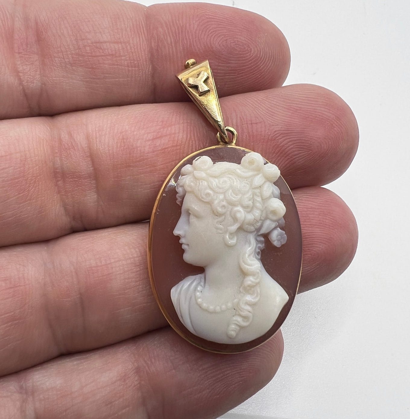 Cameo pendant