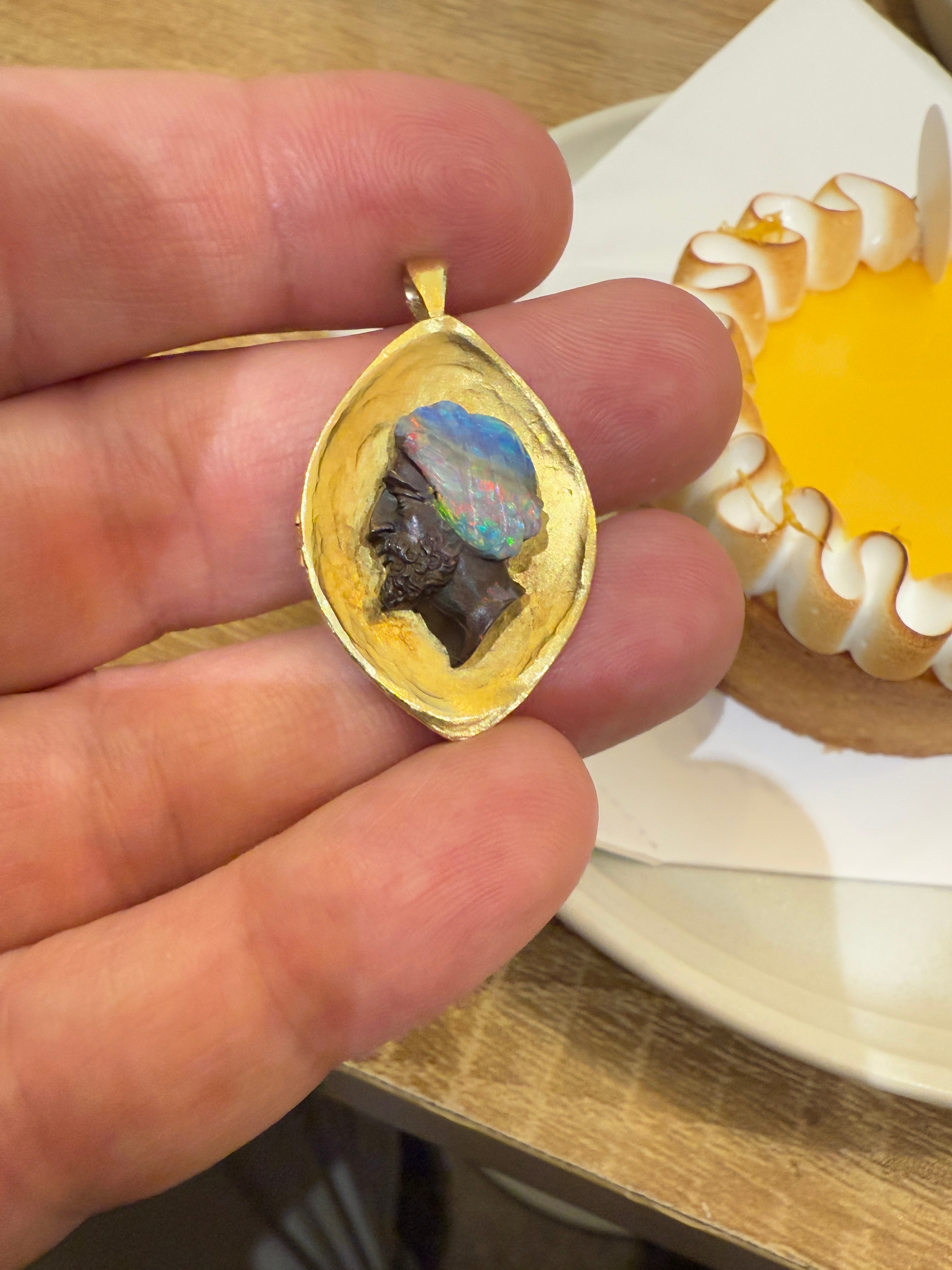 Opal cameo gold sent in 18k gold