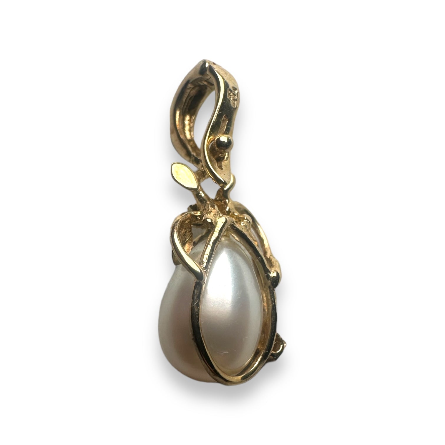 9k Pearl and diamond pendant