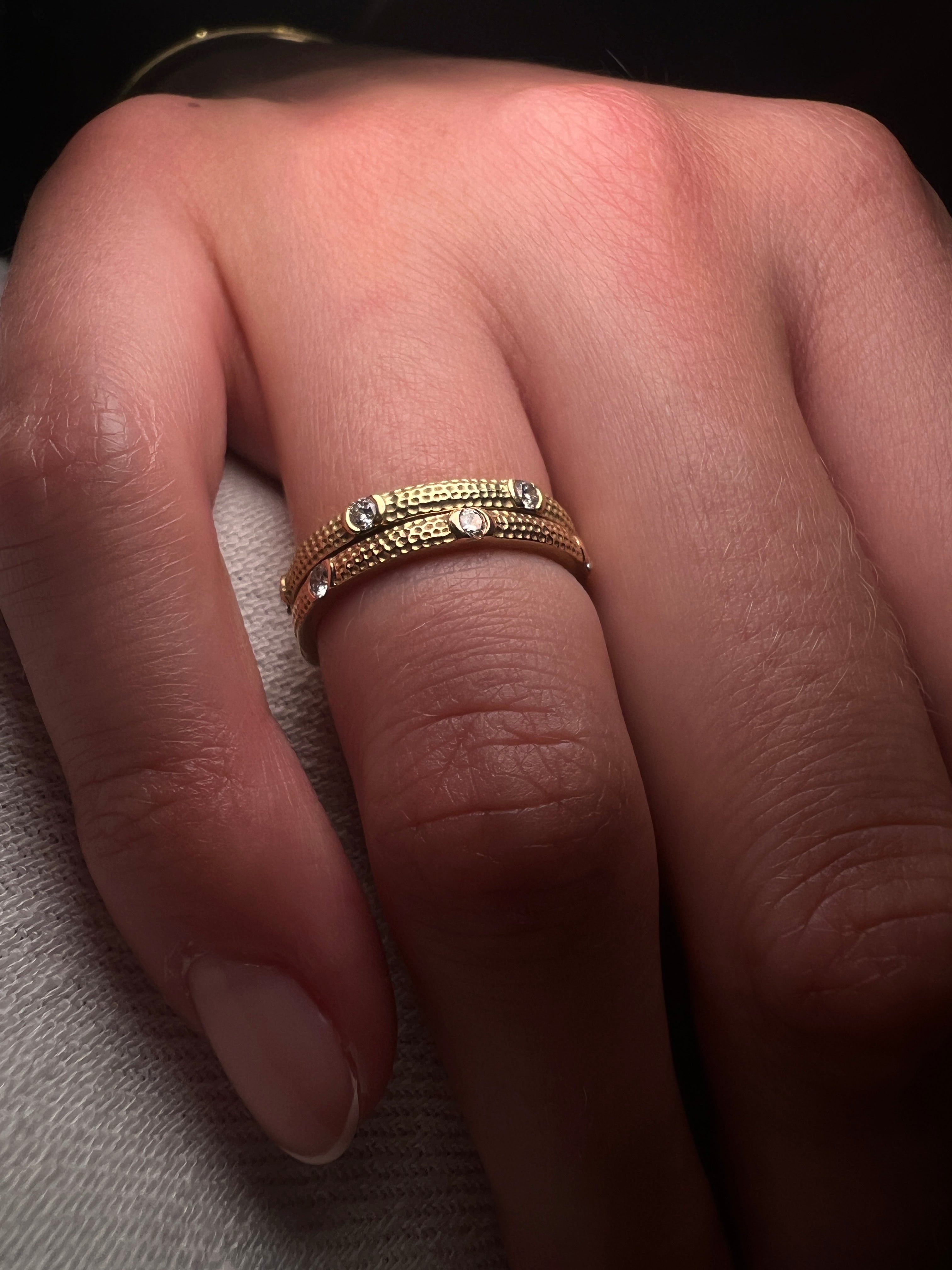 SMALL BAND IN YELLOW GOLD 6 diamond